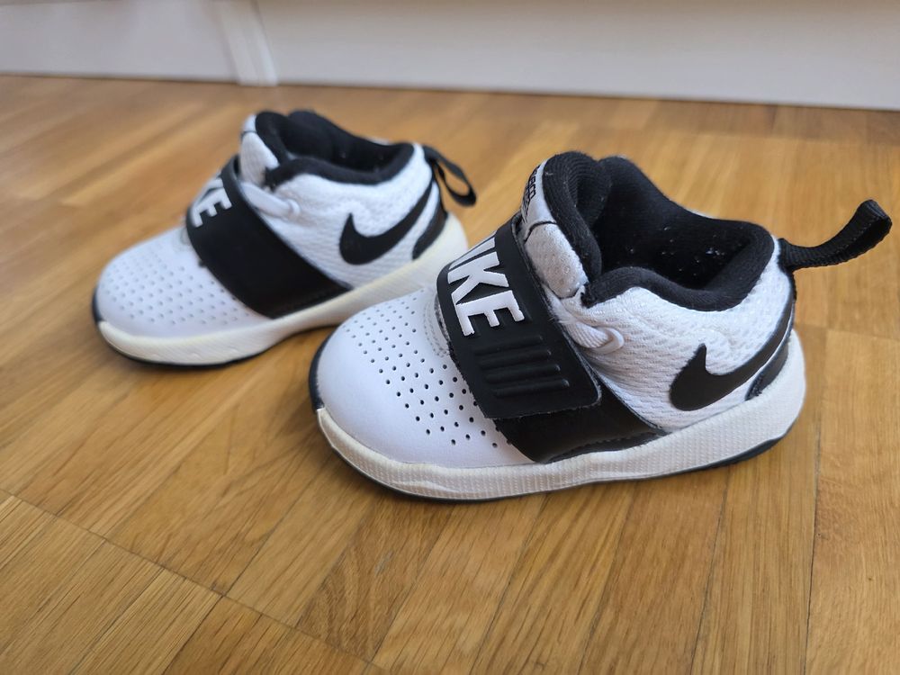 Nike Chaussures garçon: Coole Nike Team Hustle, Gr. 21, Top Zustand! – D'occasion à Dättwil AG par Njo_x88j 2
