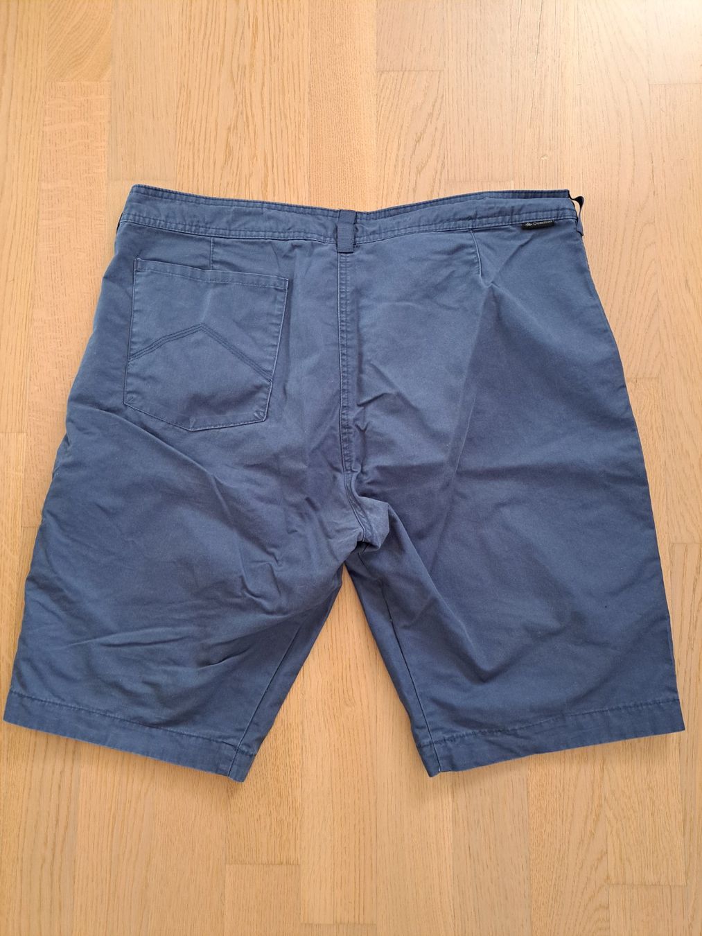 Decathlon Pantaloni: Short bleu de la marque decathlon – Usato da Tentlingen venduto da Dr_Snake 1