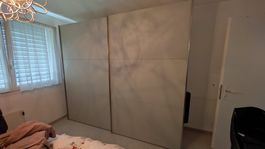 Schiebetürschrank mit Glasfronten
