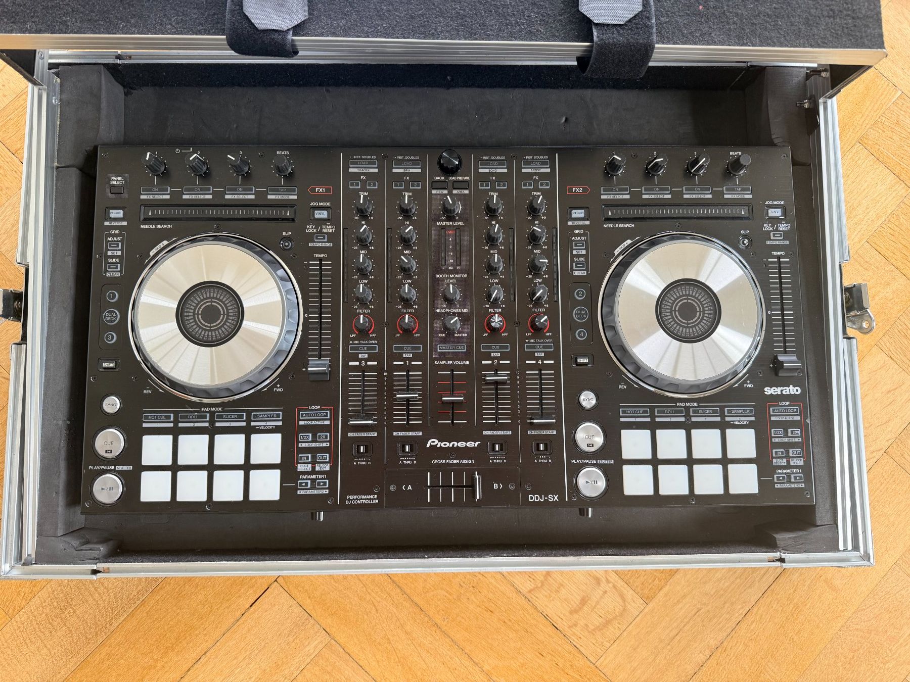 Pioneer Console di mixaggio: Pioneer DDJ-SX DJ + Magma case – Usato da St. Gallen venduto da JimmyGPT 2