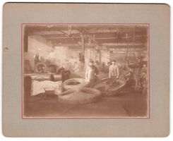 2 Fotografien Kesselbauer in der Fabrik,