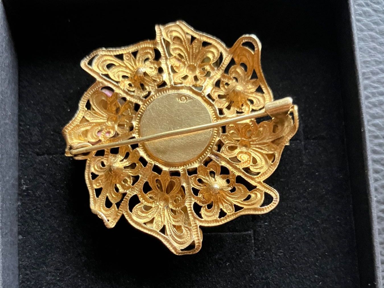 Spille & Fermagli: Broche vintage dorée avec pierre lilas – Usato da Peseux venduto da CharmeCommerce 2