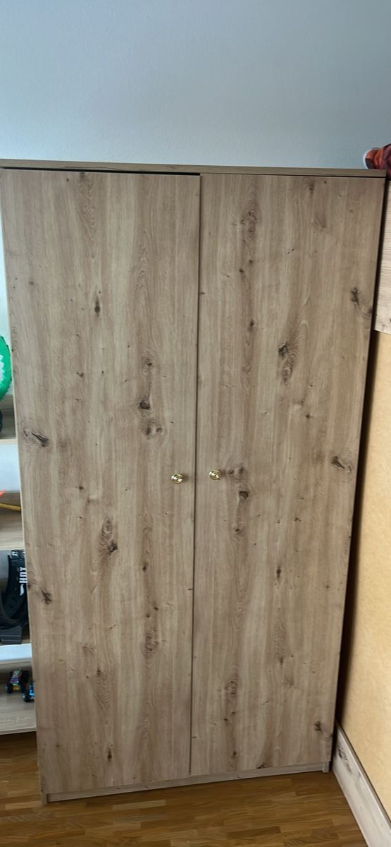 Pfister Armoires: Kleiderschrank mit Holzoptik – D'occasion à Rickenbach LU par Gigaxo