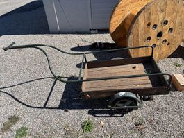 Handwagen mit Geländer. Alt aber nützlich