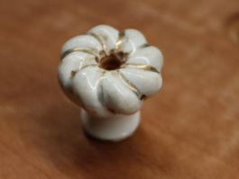Möbelgriff / Möbelknopf / Biedermeier Porzellan Möbelknopf