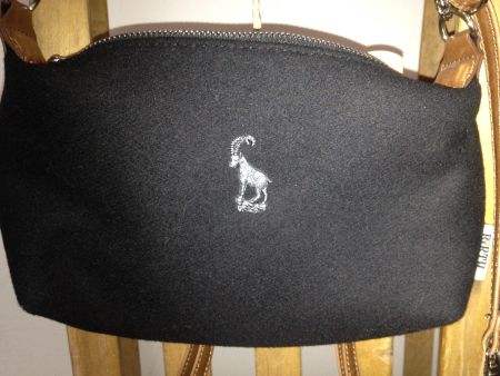 Tasche Filz schwarz Riemen Kunstleder braun Metall Steinbock