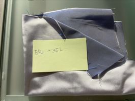 Krippenfiguren Schwarzenb.Stoff vorne silbrig, hinten bläul.