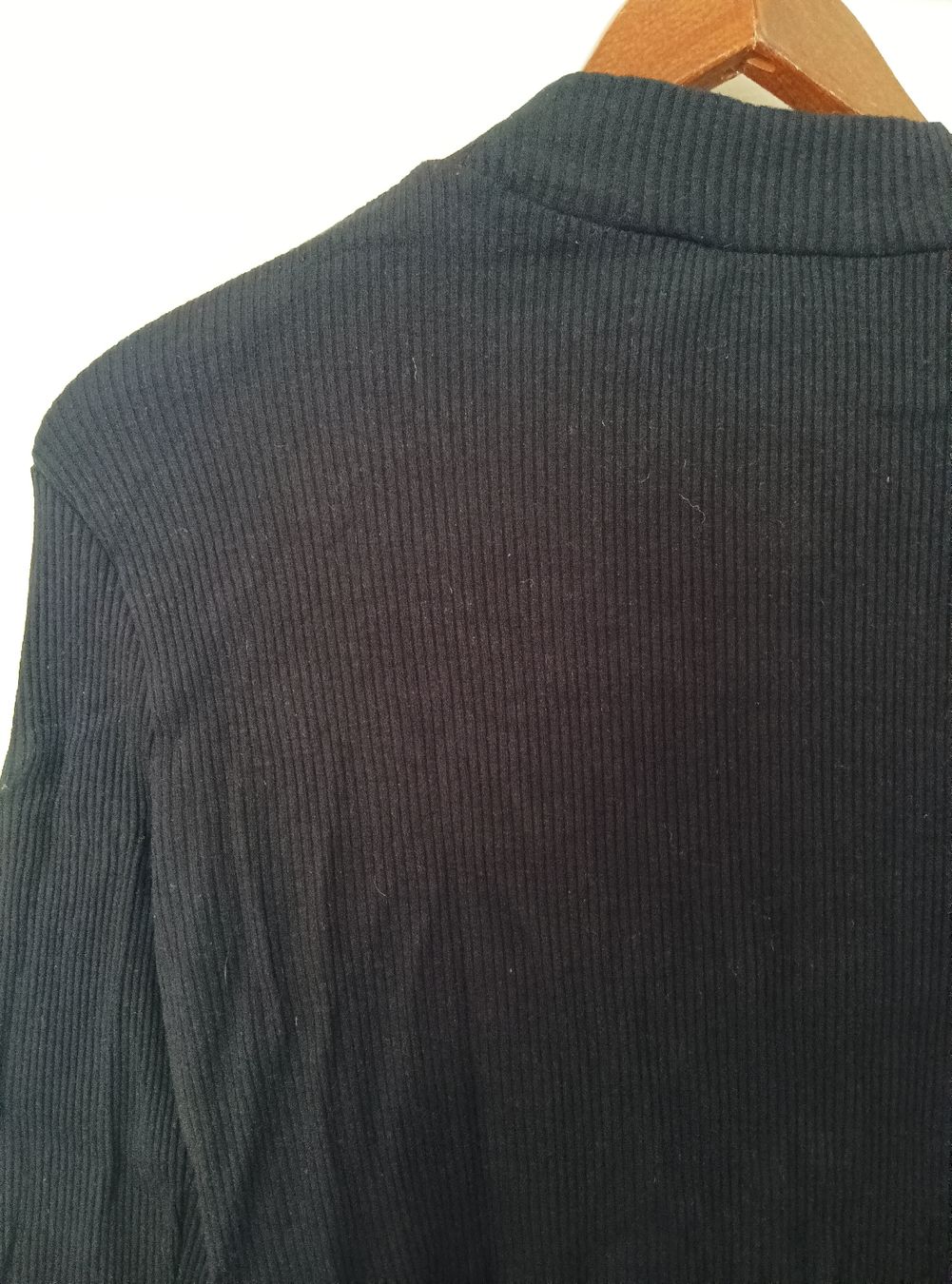 Pullover & Sweatshirts: Schickes NA-KD Oberteil mit Cutout, Grösse M – Gebraucht aus Zürich von Asteraki 1