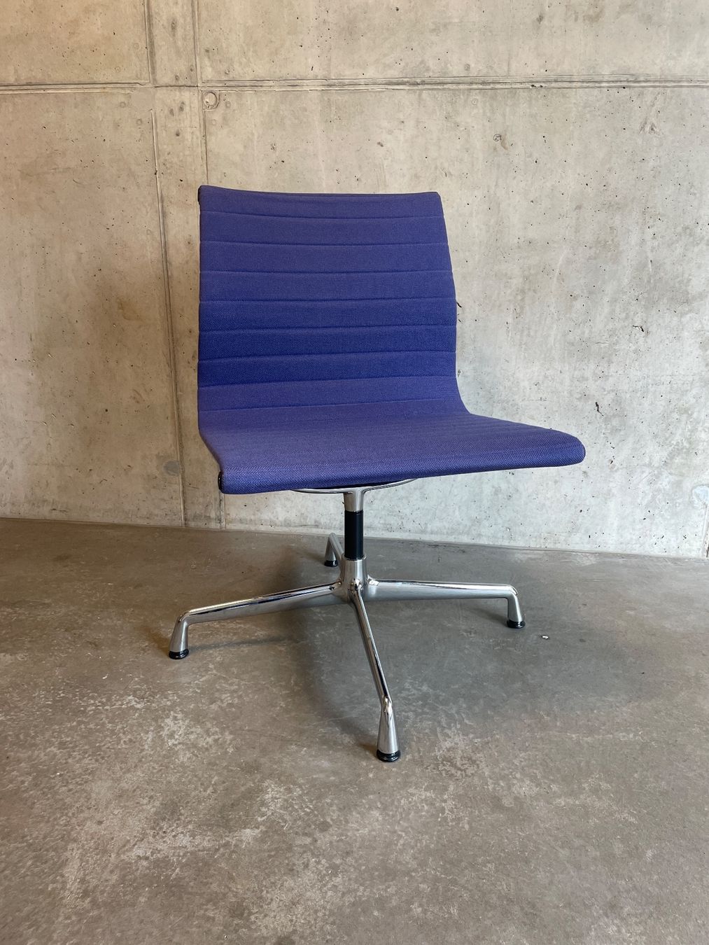 Vitra Poltrone: Aluchair Eames EA 105 Flieder – Usato da Zürich venduto da starch.studio