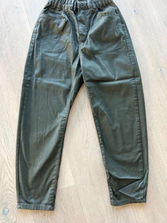 Dunkelgrüne,coated Paperbag-Hose, von ZARA