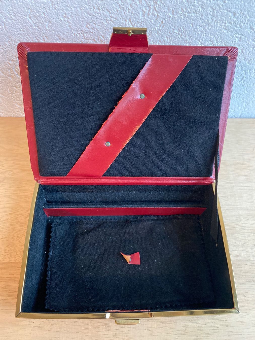 Coffrets à bijoux: Alte dunkelrote Schmuckkiste mit Interior aus Samt – D'occasion à Burgdorf par gre_2ftz 1
