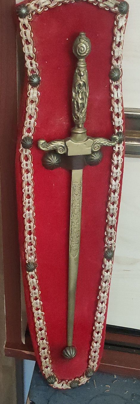 Tutte le decorazioni: Épée décorative ancienne avec son support rouge bordeaux – Usato da Le Locle venduto da Bosibo