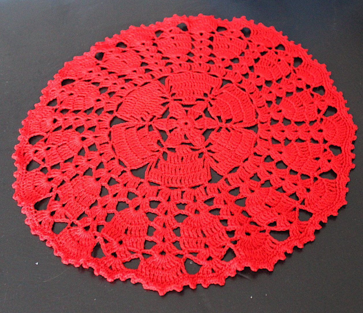 Altra biancheria da tavola: Neuwertige, Rotes Häckeldeckchen, ca.38 cm – Usato da Locarno venduto da fripui 3