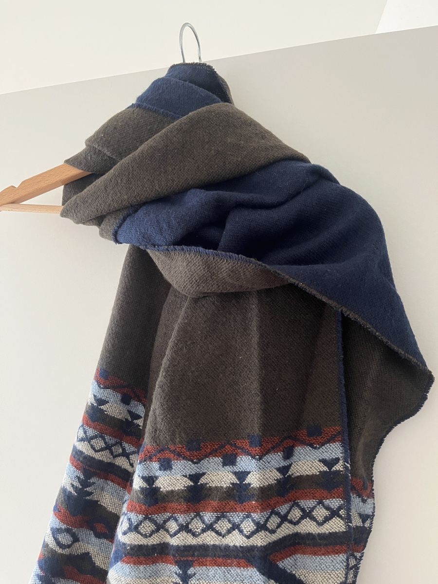 Foulard & Sciarpe: Grosser Schal mit Muster und Fransen – Usato da Allschwil venduto da MaloseS08 1