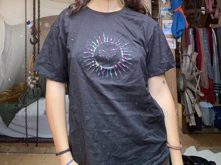 Schwarzes Shirt mit Aufgestickter Sonne aus Nepal
