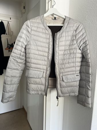 Daunenjacke Woolrich, Grösse M, Farbe Hellgrau / silber