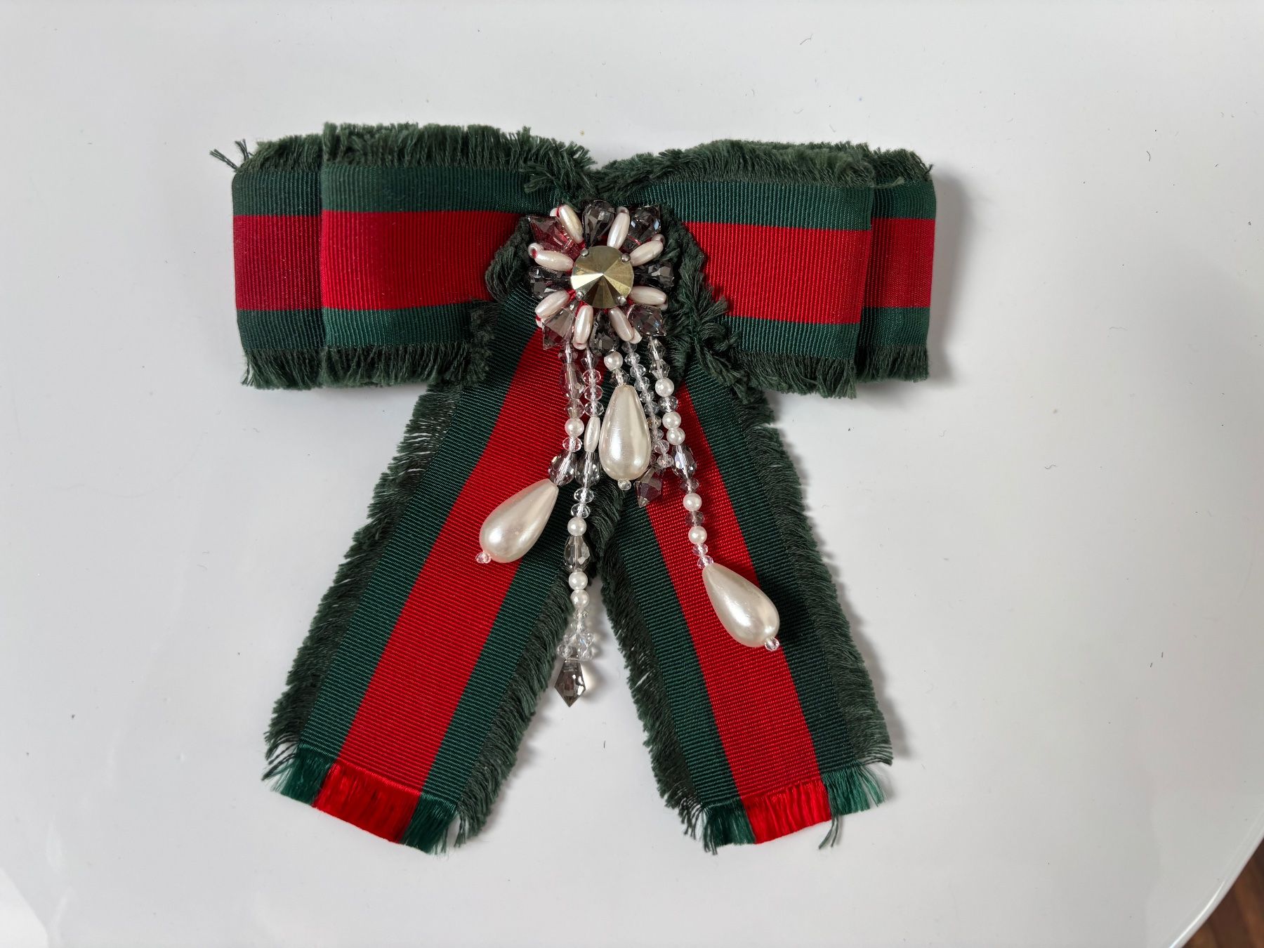 Gucci Spille & Fermagli: Gucci Brosche , rot grün mit Perlen – Usato da Herrliberg venduto da mayfi