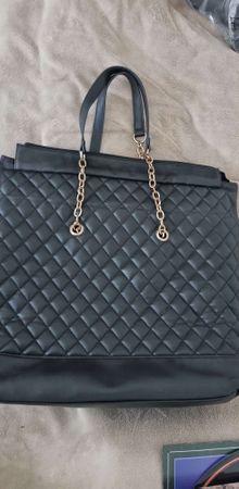 Schwarze Handtasche mit goldenen Details in gutem Zustand!