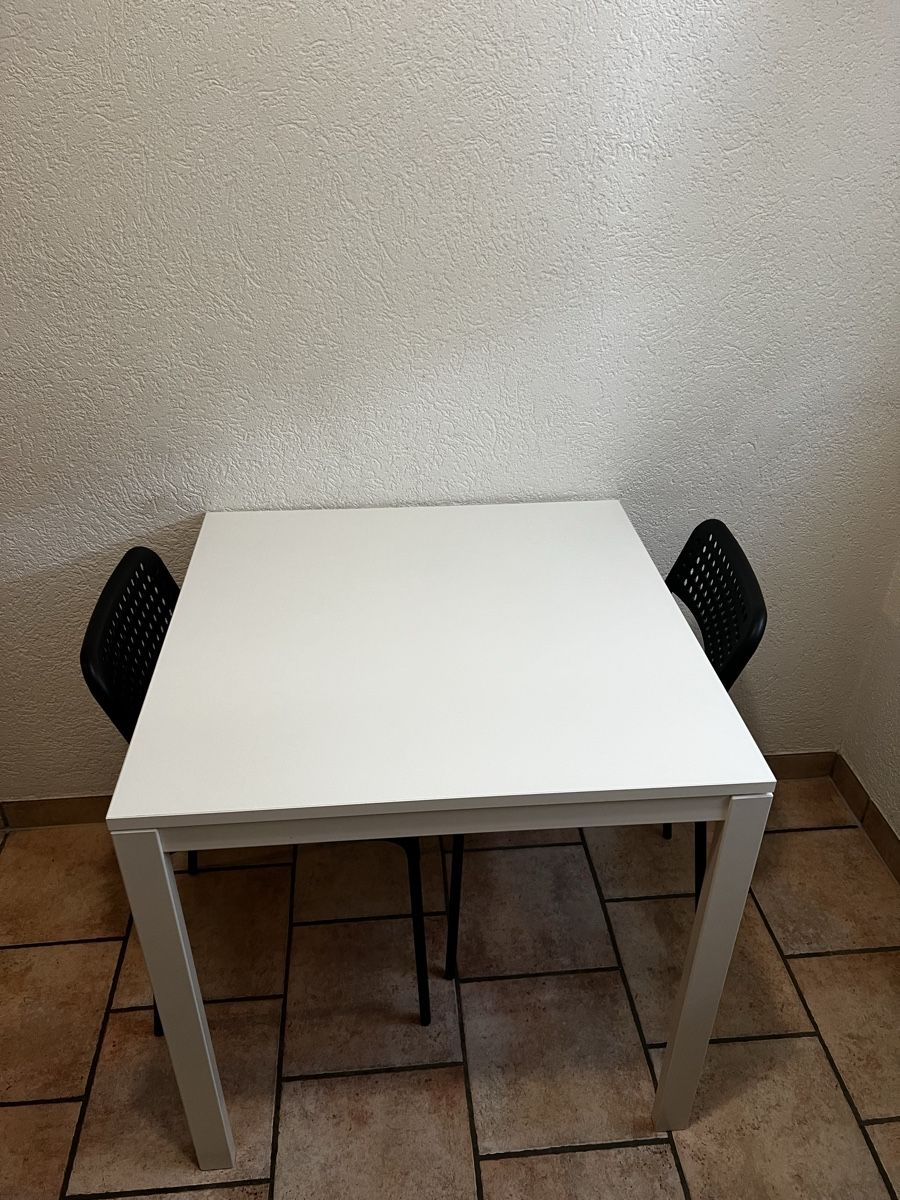 Set di tavolo e panche: Table à manger – Usato da Sugiez venduto da mar_7m5f 1