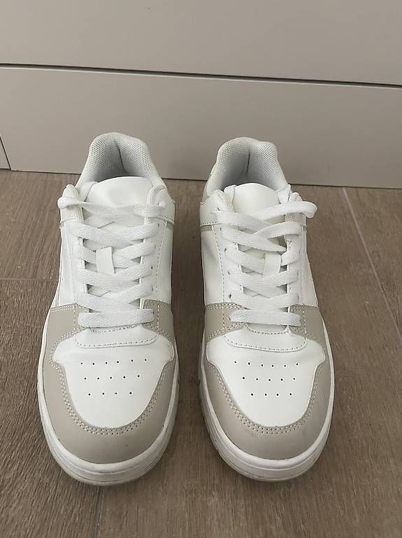 Damenschuhe: Damen Sneaker weiss/beige Gr. 38 Turnschuh – Gebraucht aus Reinach BL von present4you