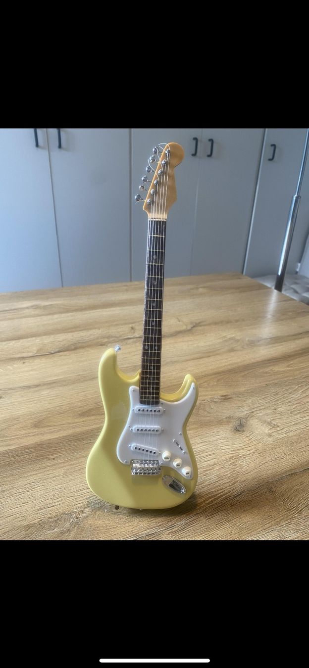 Strumenti musicali: Mini guitare Fender stratocaster décorative – Nuovo (secondo la descrizione) da Châtelaine venduto da yves017 4