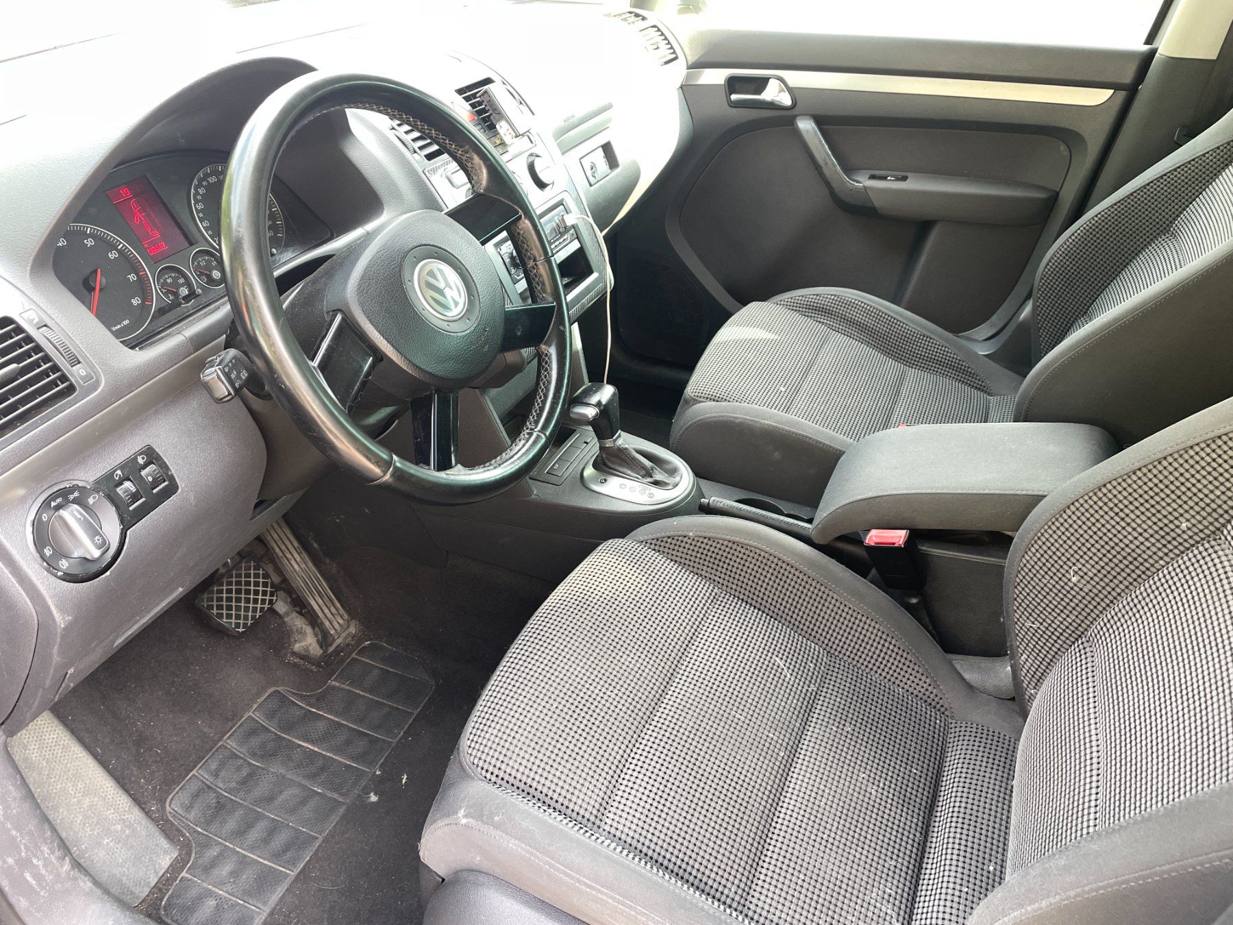 VW Autos: VW Touran 2.0 FSI – D'occasion à Losone par nat_c82b 2