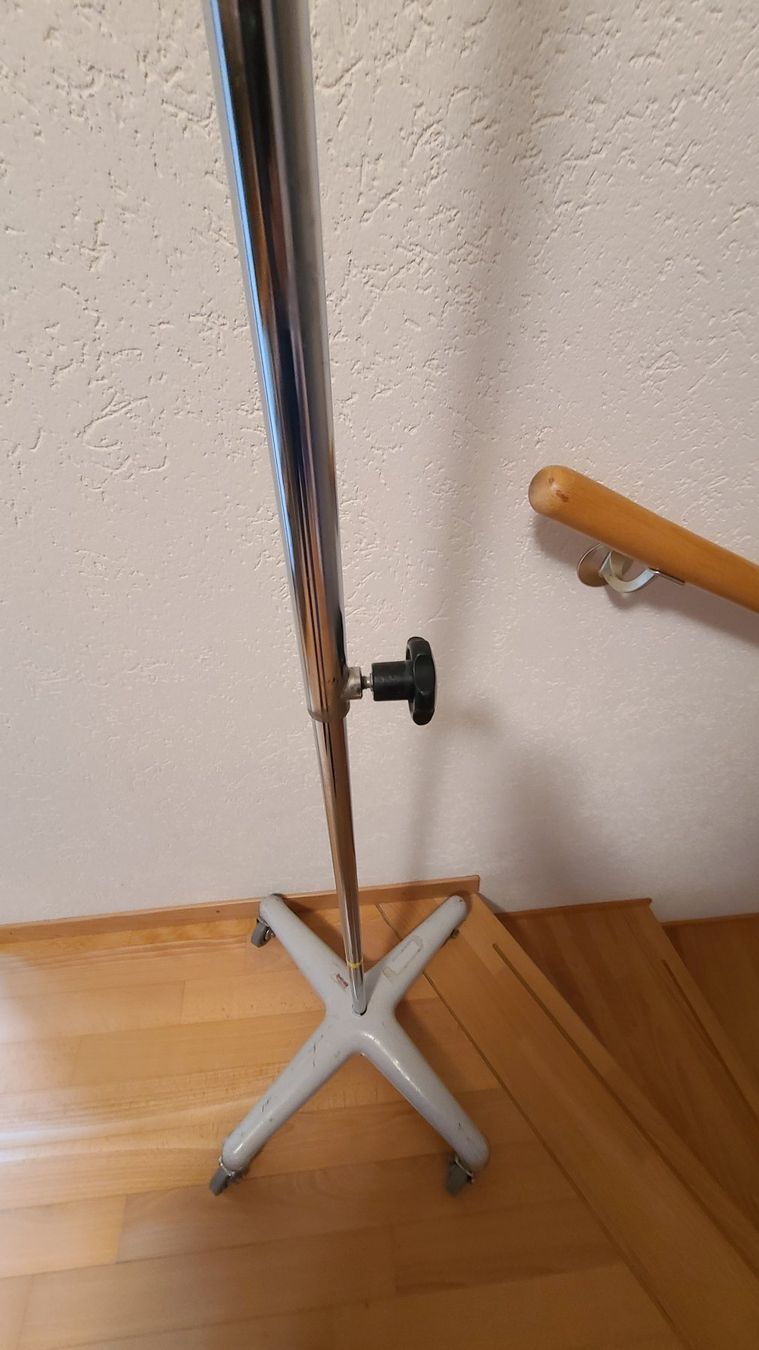 Altro in Decorazioni & Accessori: Fahrbarer Infusionsständer als Kleiderhaken – Usato da Densbüren venduto da BluesAtSunrise 2