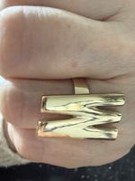 Neuer goldfarbener Statement Ring im trendigen Design.