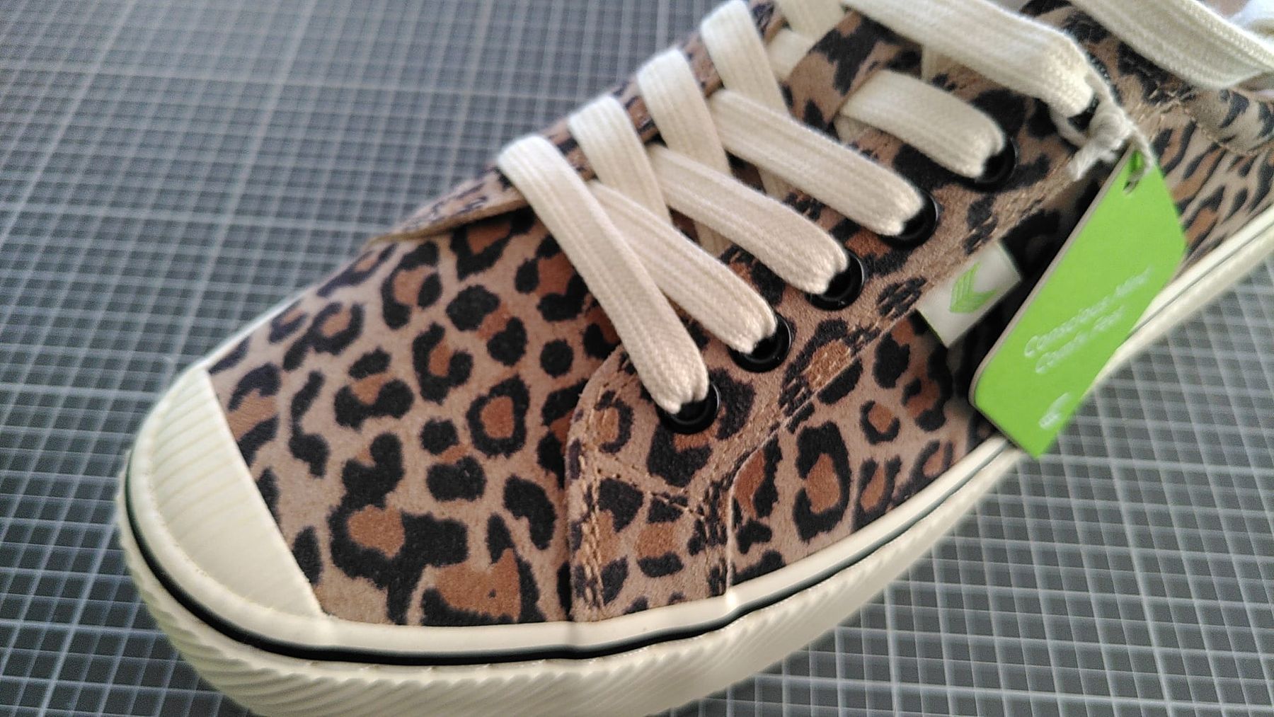 Cariuma Scarpe da uomo: NEU - Cariuma OCA Low Stripe Leopard Print 41.5 – Nuovo e nell'imballaggio originale da Uster venduto da Anali83 3