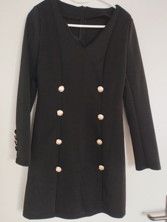 Elegantes, kurzes, schwarzes Kleid mit goldenen Knöpfen
