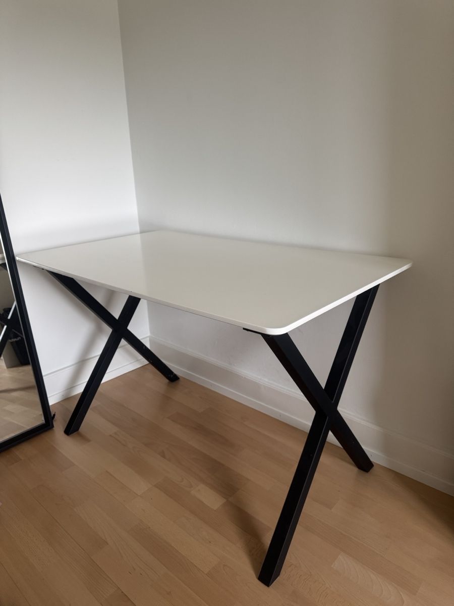Schreibtische: White desk with black metal legs – Gebraucht aus Zürich von bir_w6ks