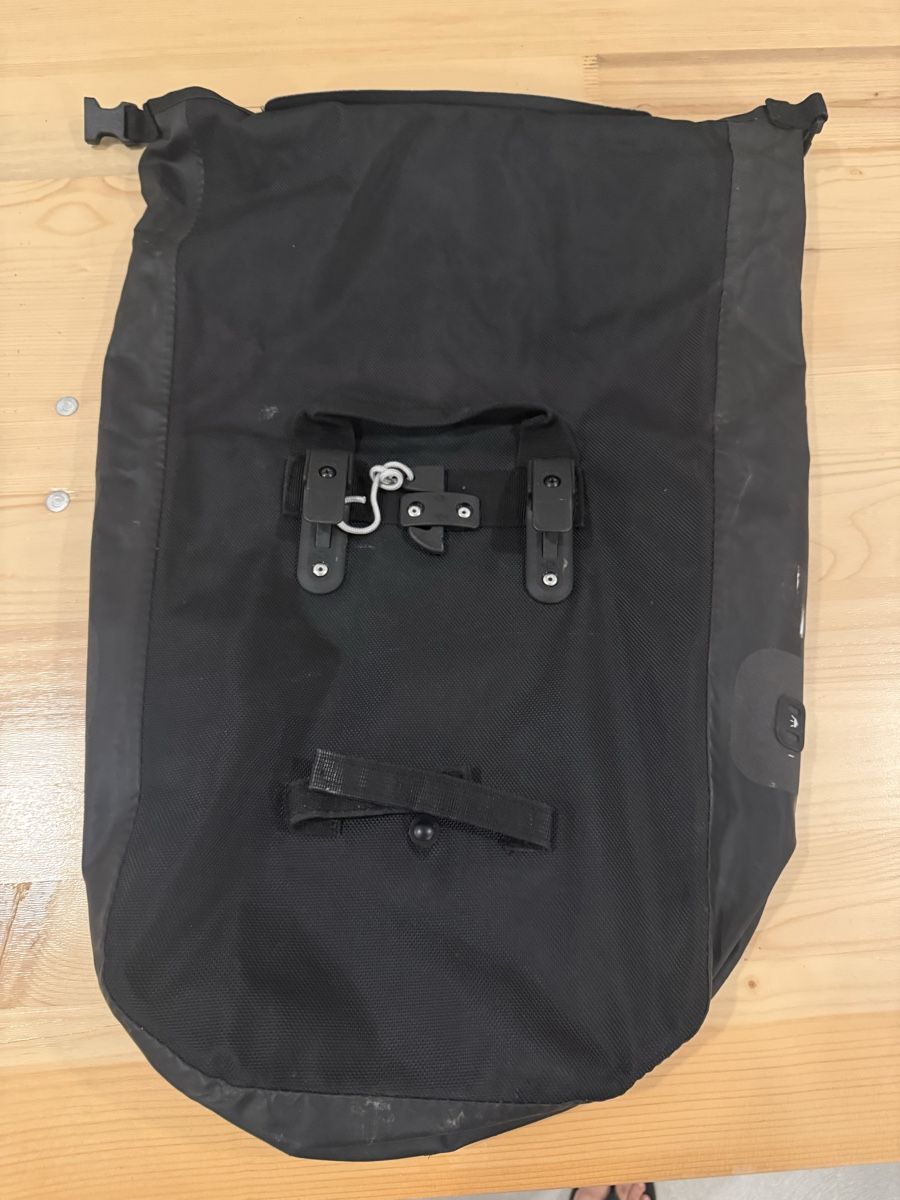 Decathlon Pezzi di ricambio: B'Twin 20L Waterproof Bike Bag – Usato da Zürich venduto da David.1 1