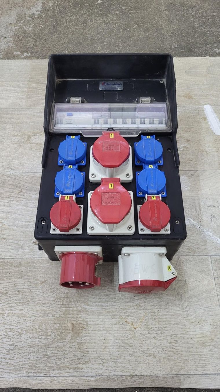 Electrotechnique: Baustromverteiler 32 Ampère – D'occasion à Bürglen / OW par Guggy740