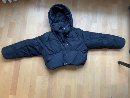 Stylische Cropped Daunenjacke Zara Grösse XS