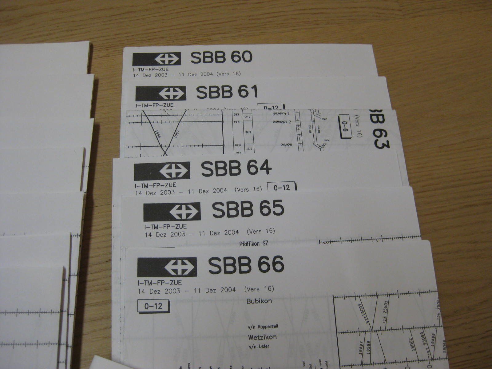 Libri: "Bundle mit grafischen Fahrplänen der SBB 2003-2004, inkl. E – Usato da Malters venduto da Marosko 2