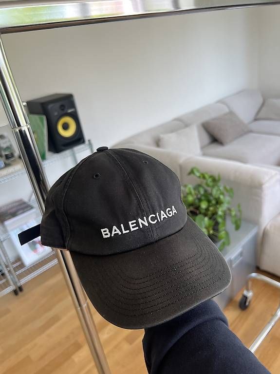 Copricapi, berretti & cappellini: Balenciaga Cap Black – Usato da Basel venduto da jul_dfc7