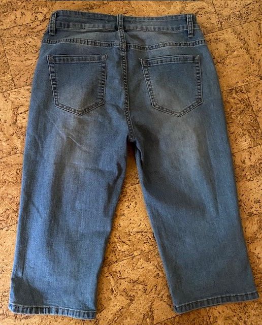 Jeans: Damen Jeans Capri hellblau mit Strass, Grösse 34 – Usato da Ergisch venduto da July64 1
