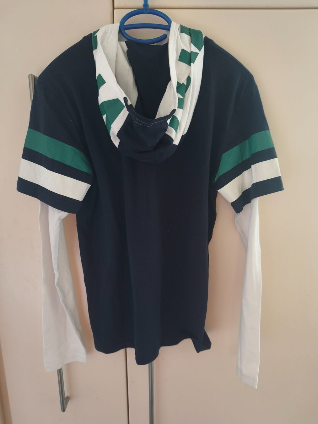 Pulls et sweat-shirts: PULL A CAPUCHON – D'occasion à Mervelier par ZORHA 1