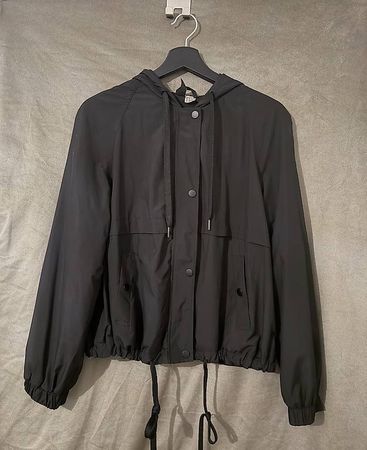 Leichte schwarze Jacke mit Kapuze & Kordelzug