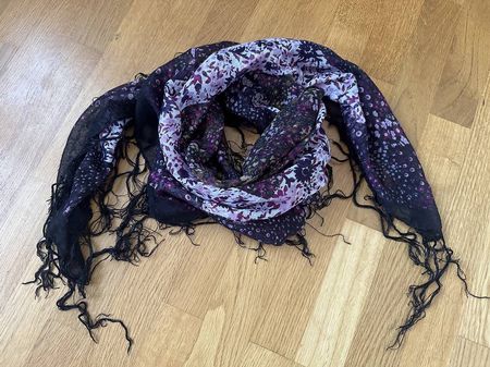 Schal/Foulard schwarz-lila gemustert mit Fransen
