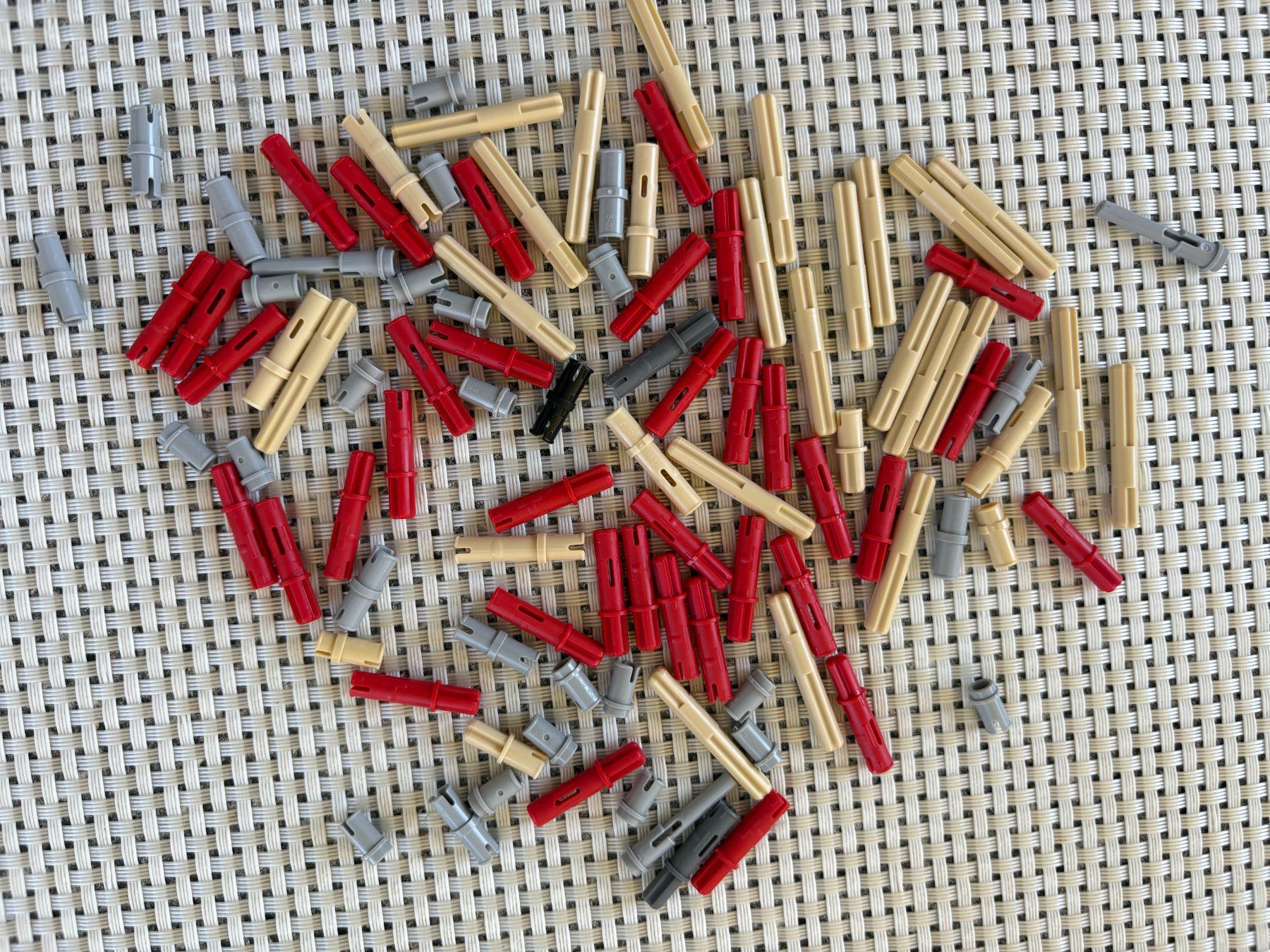 Lego Giocattoli: Lego Technik 42114 rote graue beige Pins Stecker – Usato da Buochs venduto da Techtelmechtel