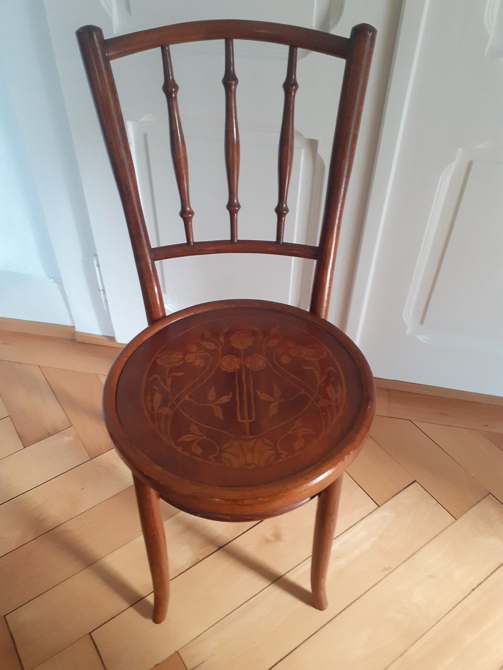Sedie: Chaise ancienne en bois courbé, assise décorée – Usato da Lausanne venduto da nma_b7dk