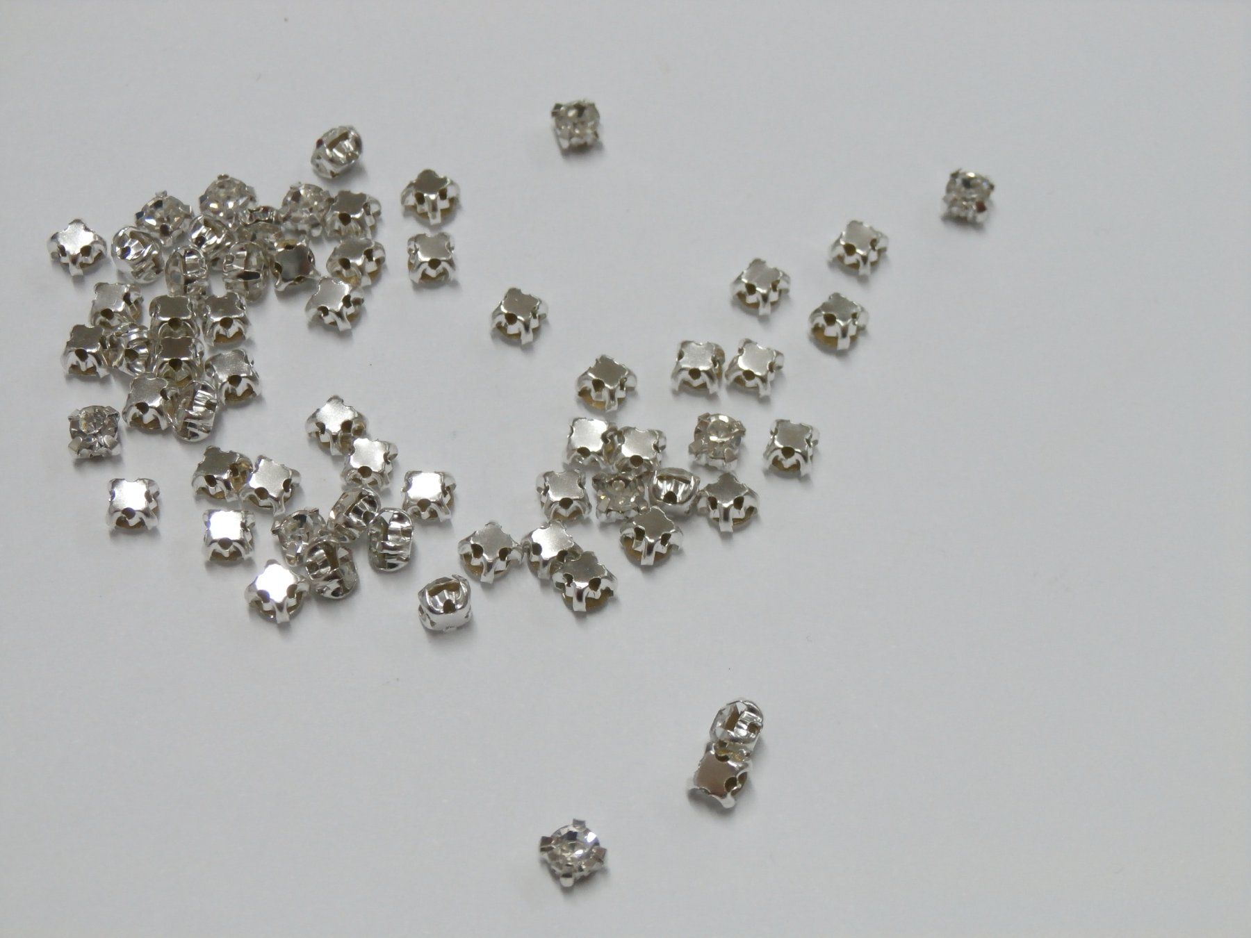 Perlen (unechte): 300 Hotfix versilbert (692) – Neu und originalverpackt aus Blatten b. Naters von Hobschelti