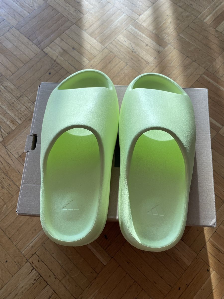 Herrenschuhe: Slides Adidas Yeezy, 42 – Neu (gemäss Beschreibung) aus Lausanne von ali_6gwv