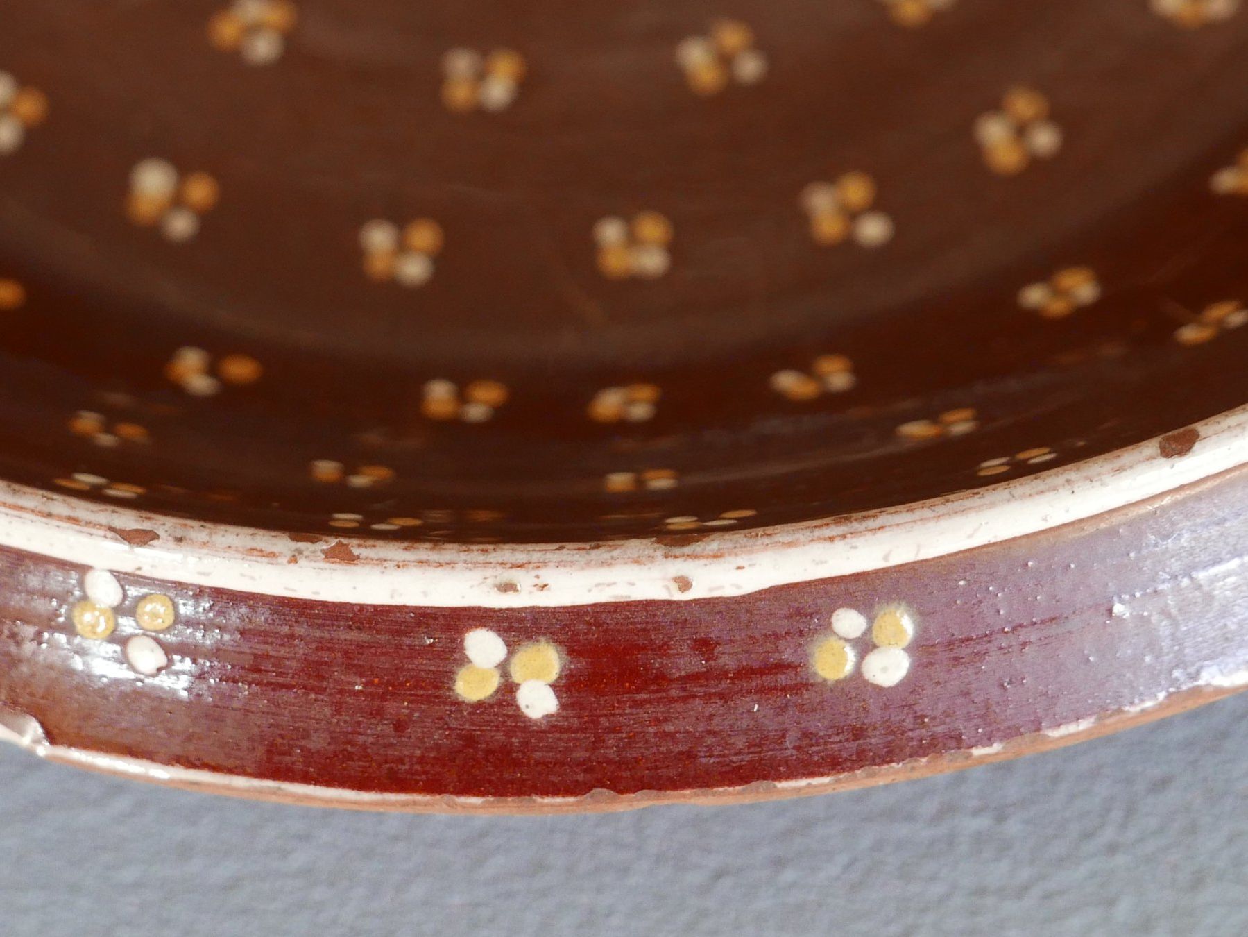 Plateaux: ANTIKE RÖSTIPLATTE TÖPFERTON MIT ENGOBE – D'occasion à Balgach par Zwischenraum 7