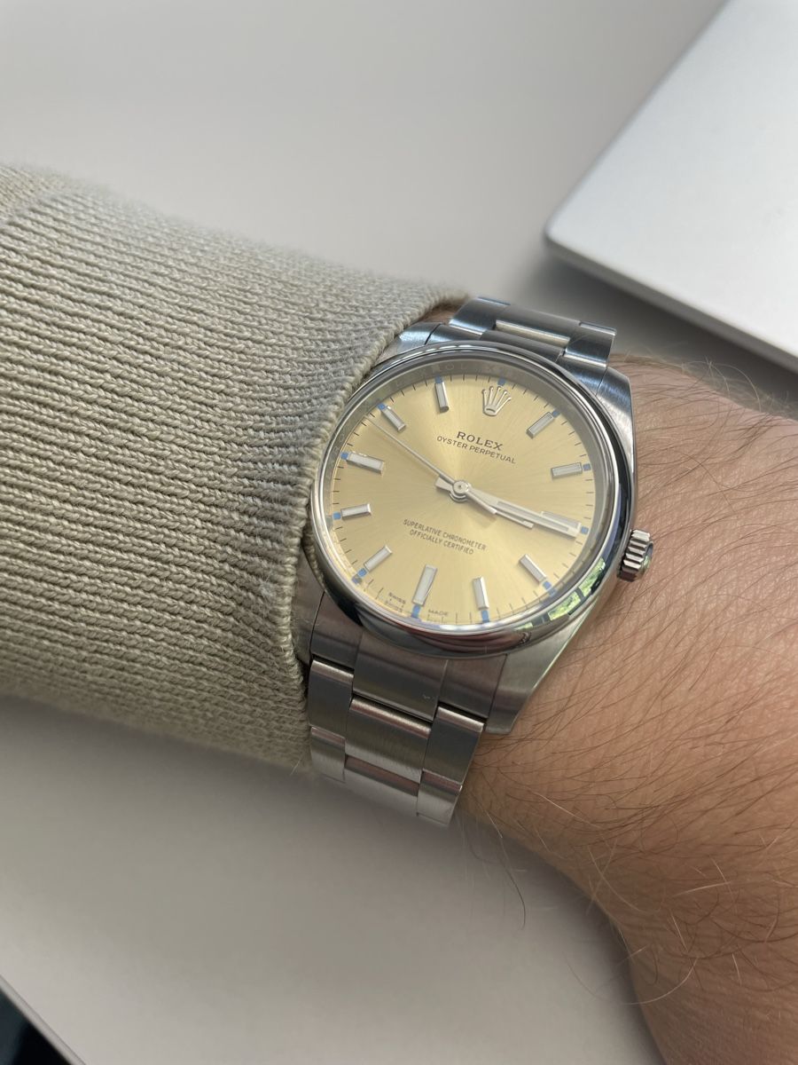 Rolex Uhren: Rolex Oyster Perpetual 34, Ref. 114200, Gold Dial – Gebraucht aus Kriens von Wristopia 2