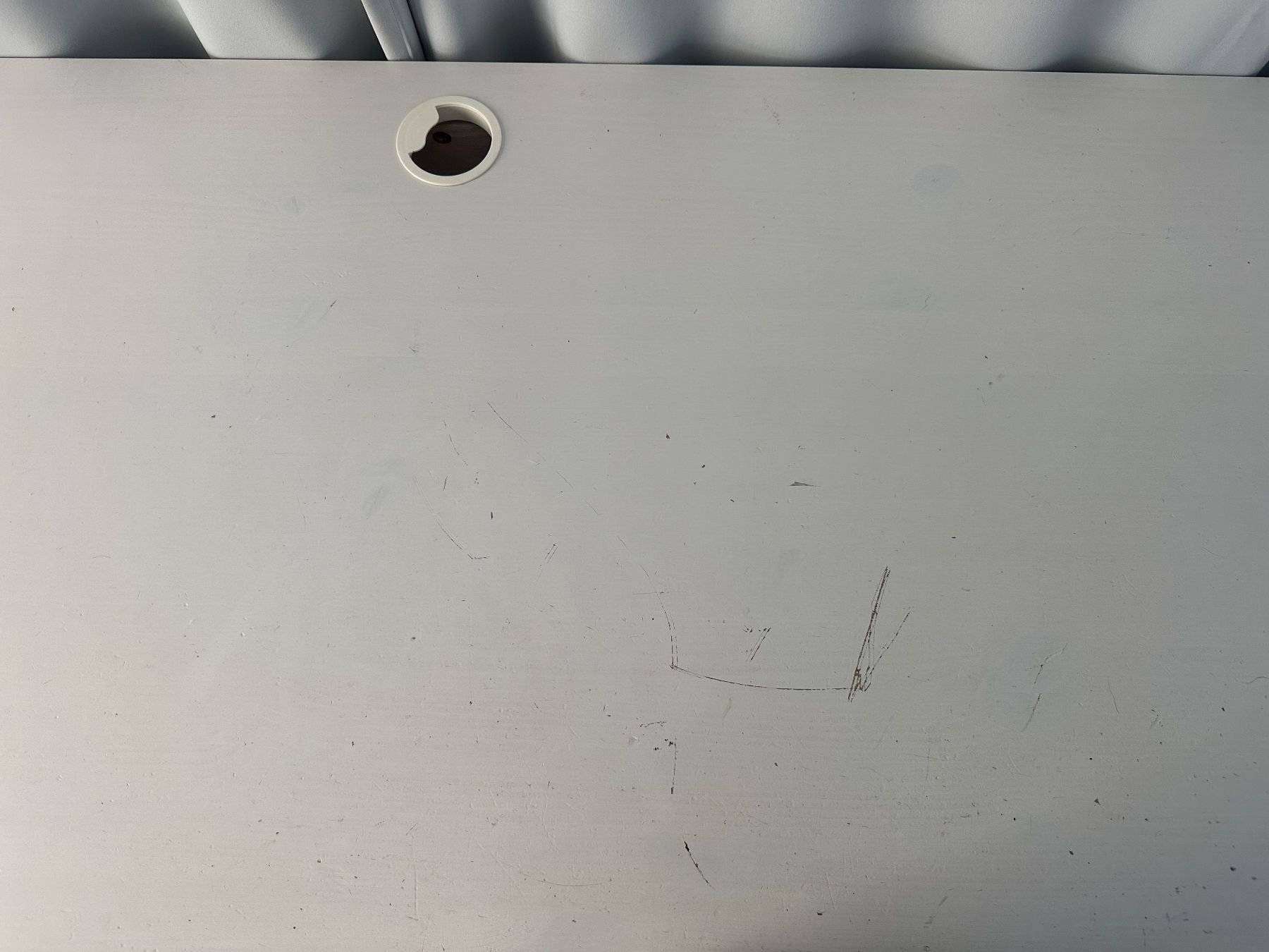Ikea Scrivanie: Schreibtisch Ikea abgenutzt – Usato da Horw venduto da irs_vy65 5