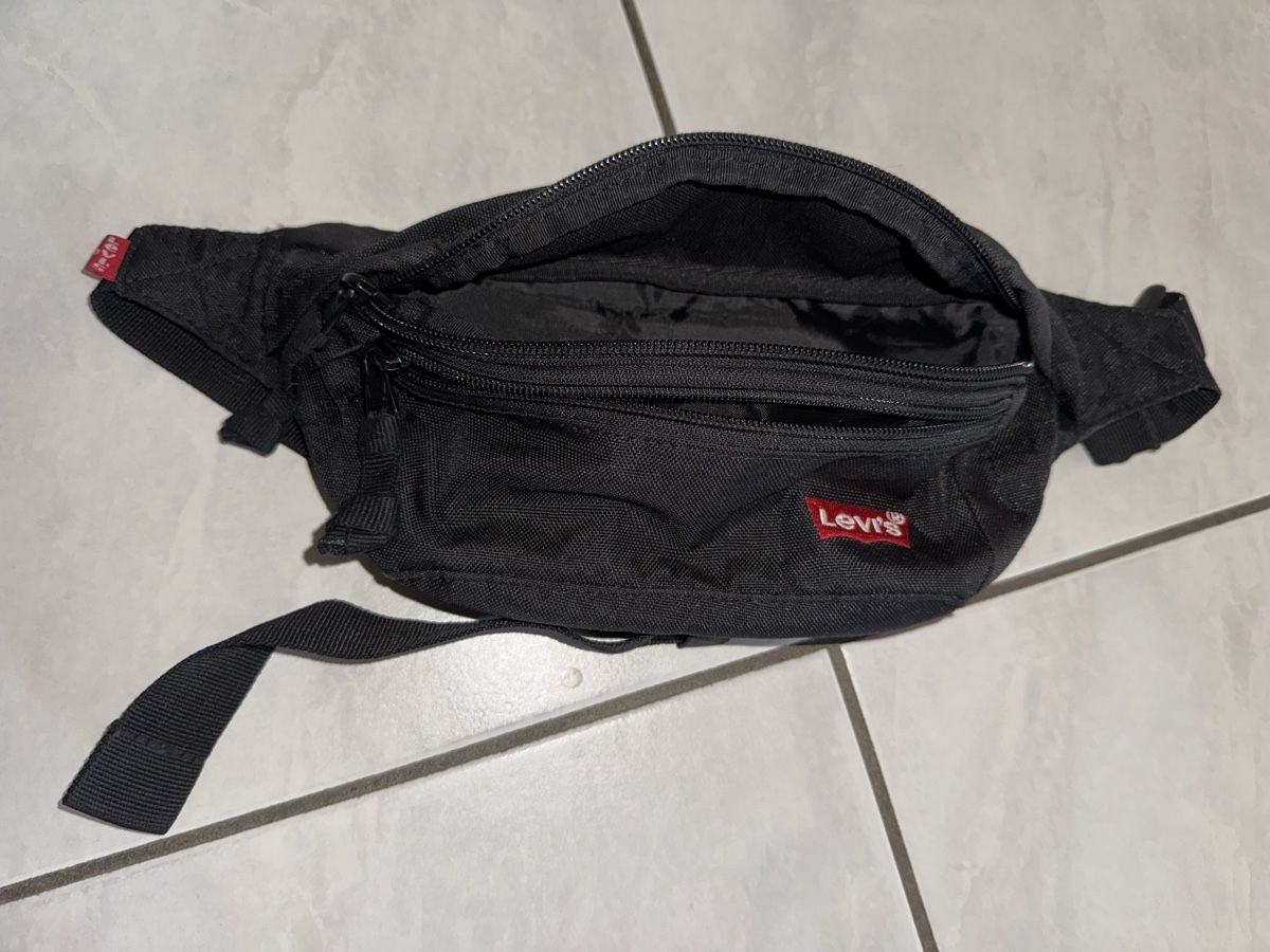 Levi's Taschen: Schwarze Levi's Bauchtasche – Neu (gemäss Beschreibung) aus Hergiswil NW von kaufe_bei_kaufmann 1
