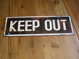 auf alt getrimmtes "Keep Out" Schild, Metall
