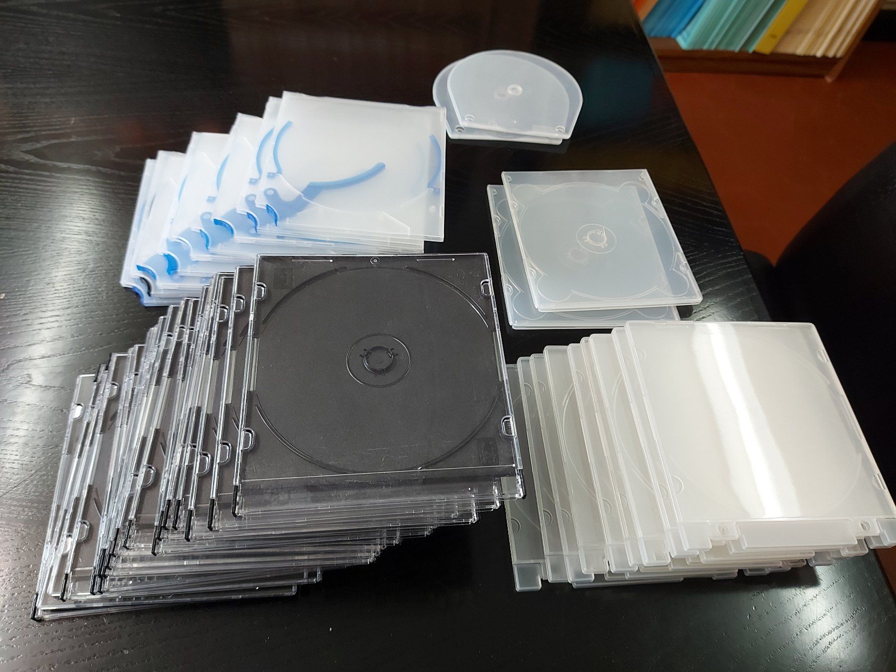 Contenitori & Simili: Leere CD oder DVD Hüllen ca. 35 Stück, verschiedene Arten – Usato da Schwyz venduto da Laeufer3 1
